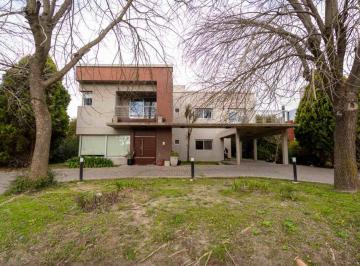 Casa · 350m² · 9 Ambientes · 2 Cocheras · Casa de Categoría en Haras del Sur