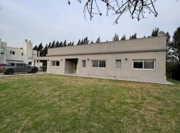 Casa · 160m² · 4 Ambientes · 4 Cocheras · Casa en Alquiler o Venta de 4 Ambientes en Terravista