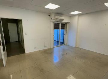 Oficina comercial · 87m² · 4 Ambientes · Oficina 4 Ambientes con Hall de Recepción, 2 Patios, Acceso Directo por Ascensor, Ramos Mejía.