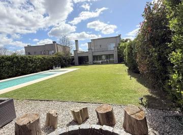 Casa · 197m² · 3 Dormitorios · 4 Cocheras · Casa en Venta en San Francisco, Villanueva, Tigre