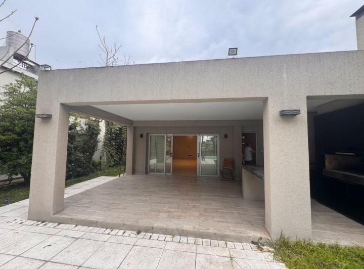 Casa · 220m² · 4 Ambientes · 3 Cocheras