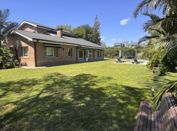 Casa · 250m² · 5 Ambientes · 5 Cocheras · Casa en Alquiler en El Barrio Santa Bárbara | Lote Interno de 1.190 m² | Pileta Climatizada