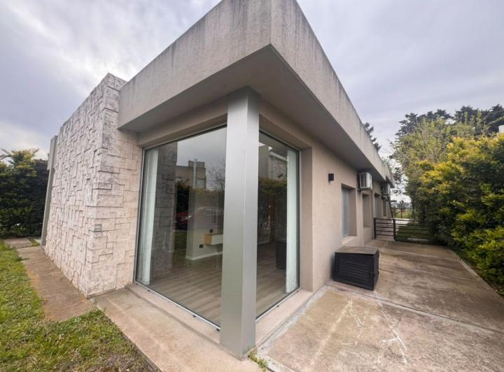 Casa · 220m² · 5 Ambientes · 3 Cocheras
