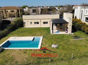 Casa · 180m² · 4 Ambientes · 5 Cocheras · Casa en Venta/alquiler en Terravista en Una Planta con 3 Habitaciones