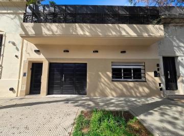 Casa · 132m² · 4 Ambientes · 1 Cochera · Tipo Casa en Alquiler de 4 Ambientes con Cochera y Terraza.