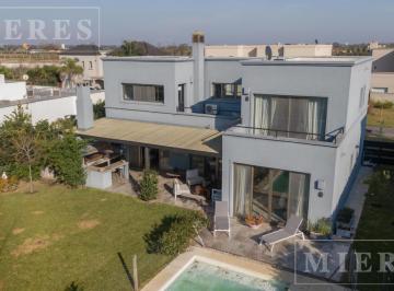 Casa · 202m² · 5 Ambientes · 2 Cocheras · Alquiler de Verano en Barbarita, Bancalari