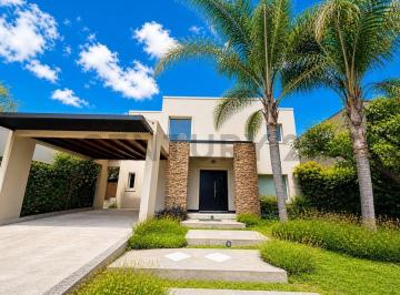 Casa · 220m² · 4 Ambientes · 2 Cocheras · Venta de Casa 4 Ambientes en Haras Maria Victoria, Moreno