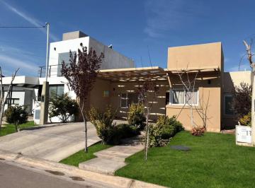 Casa · 120m² · 2 Dormitorios · 2 Cocheras · Casa en Alquiler en Barrio Terrazas Park Lunlunta, Calle Azcuénaga