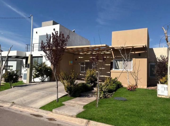 Casa · 120m² · 2 Dormitorios · 2 Cocheras