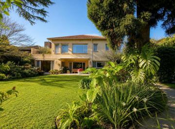 Casa · 489m² · 8 Ambientes · 2 Cocheras · Casa en Venta Estilo Toscano en Martinez, San Isidro, con Jardin y Pileta