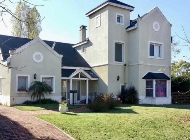 Casa · 220m² · 5 Ambientes
