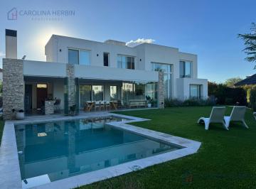 Casa · 250m² · 4 Ambientes · 4 Cocheras · Casa en Alquiler Temporario, Barrio Cerrado Bella Vista