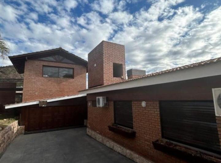 Casa · 720m² · 1 Ambiente · 4 Cocheras