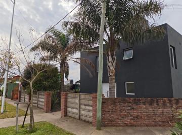 Casa de 5 ambientes, General Ramírez · Casa en Esquina con Local Comercial, Cochera y Amplio Terreno General Ramírez