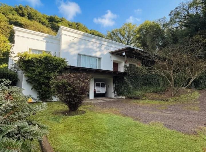 Casa · 250m² · 5 Ambientes · 2 Cocheras