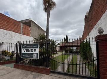 Casa de 3 ambientes, La Matanza · Chalet de Estilo Tradicional con Amplio Lote Parquizado en Isidro Casanova
