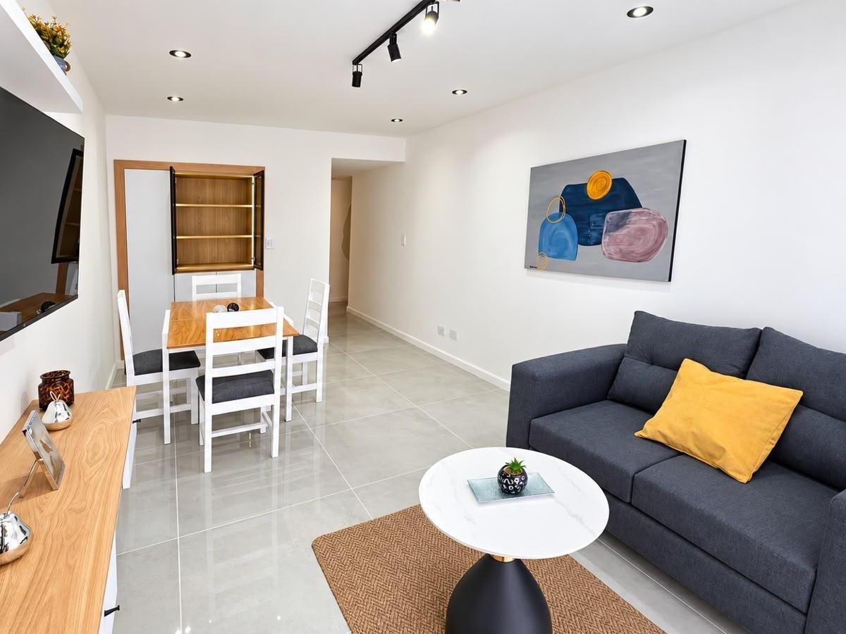 Zona plaza colón / centro | 2 ambientes con dependencia, balcón Y vista lateral al mar