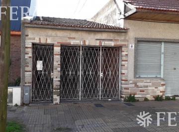 Casa · 140m² · 4 Ambientes · 1 Cochera · Venta de Casa con Local en Wilde