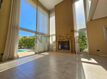 Casa · 268m² · 7 Ambientes · Casa Moderna en Venta en Las Tipas, Nordelta | Lote Interno 504 m² | Piscina y Cochera Para 3 Autos