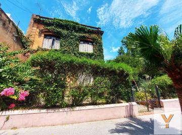 Casa · 526m² · 18 Ambientes · Casa en Venta - 7 Dorm. 4 Baños - 775 m - Flores