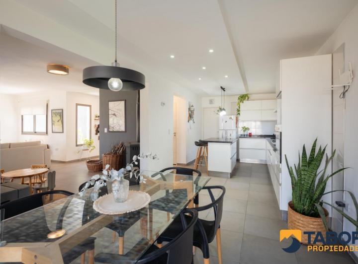 Casa · 240m² · 7 Ambientes · 4 Cocheras