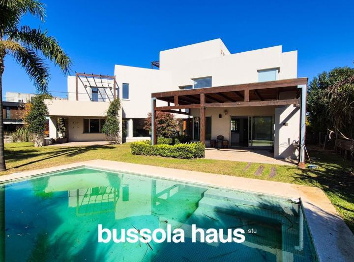 Casa · 470m² · 8 Ambientes · 2 Cocheras