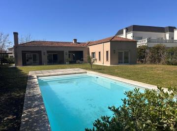 Casa · 231m² · 5 Ambientes · Casa en Venta en Los Jazmines, Pilar del Este, Pilar