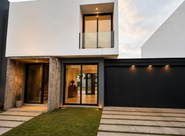 Casa · 160m² · 5 Ambientes · 2 Cocheras · Casa 3 Dorm. 3 Baños en B° Miradores II de Manantiales a Estrenar