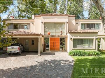 Casa · 340m² · 8 Ambientes · 2 Cocheras · Casa en Venta en Ayres de Pilar