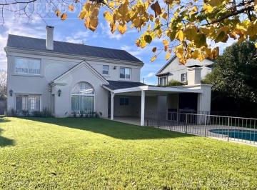 Casa · 250m² · 7 Ambientes · 2 Cocheras · Casa en Venta en La Lomada