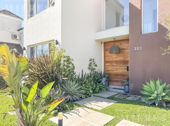 Casa · 290m² · 7 Ambientes · 8 Cocheras
