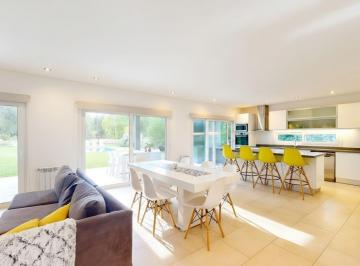 Casa · 190m² · 8 Ambientes · 1 Cochera · Venta de Casa en Miralagos.