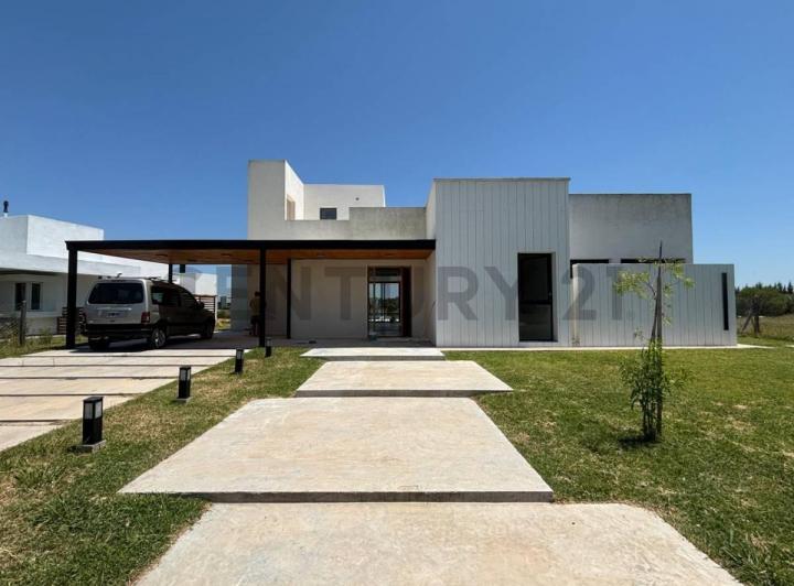 Casa · 208m² · 5 Ambientes · 2 Cocheras