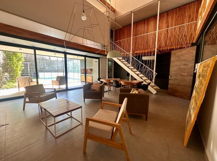 Casa · 190m² · 4 Ambientes · 2 Cocheras