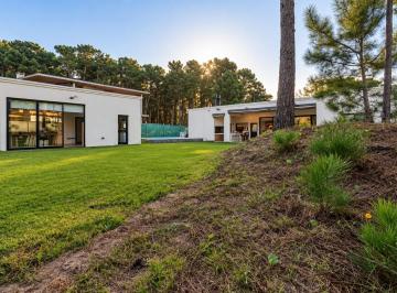 Casa · 234m² · 4 Ambientes · 1 Cochera · Venta Casa en Pinamar Barrio Alamos