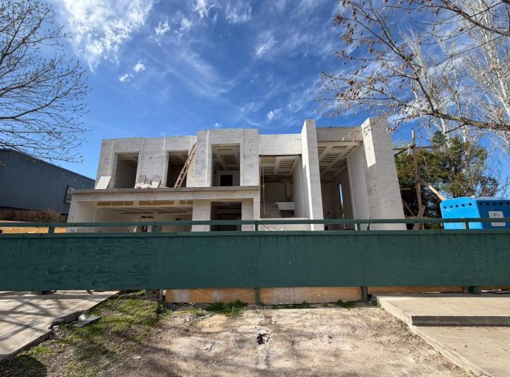 Casa · 1078m² · 5 Dormitorios · 4 Cocheras