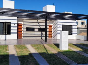 Casa · 110m² · 2 Ambientes · 2 Cocheras · ¡Oportunidad! Dúplex en Campos de Manantiales - Todo en Una Planta