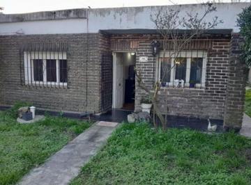 Casa · 70m² · 3 Ambientes · 3 Cocheras · Casa 3 Ambientes Venta Longchamps con Parque