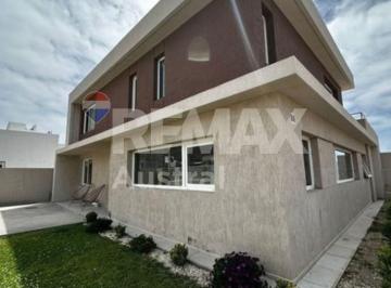 Casa · 253m² · 7 Ambientes · Alquiler Casa 3 Dorm Tierra Joven Pileta y Quincho