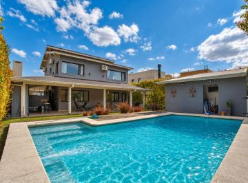 Casa · 239m² · 4 Ambientes · 2 Cocheras · Venta Casa 4 Amb. en Brisas de Adrogue C Pileta