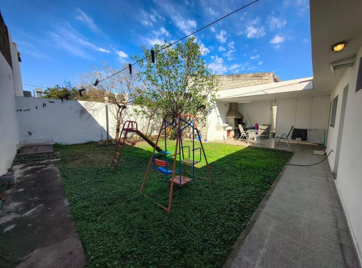Casa · 305m² · 6 Ambientes · 4 Cocheras