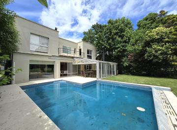 Casa · 324m² · 5 Ambientes · 3 Cocheras · Imponente Casa 5 Ambientes Sobre Lote de 800 m² con La Mejor Vista Al Golf