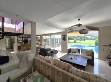 Casa · 324m² · 5 Ambientes · 3 Cocheras · Alquiler Imponente Casa 5 Ambientes Sobre Lote de 800 m² con La Mejor Vista Al Golf