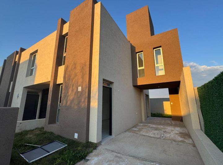 Casa · 115m² · 4 Ambientes · 2 Cocheras