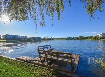 Casa · 900m² · 5 Ambientes · 3 Cocheras · Casa Amoblada con Vista Al Lago Barrio Vistas