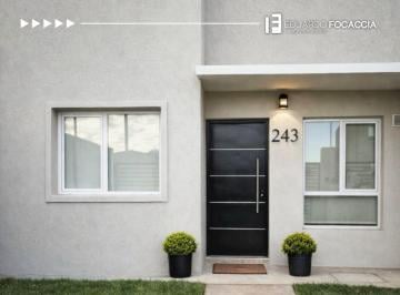 Casa · 70m² · 4 Ambientes · 1 Cochera · Casa en Pozo, Barrio Altos de Alberdi, Plottier