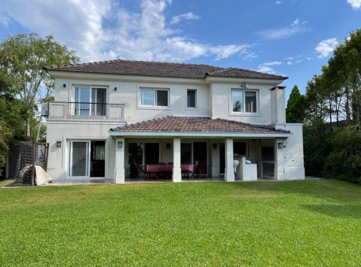 Casa · 250m² · 5 Ambientes · 2 Cocheras