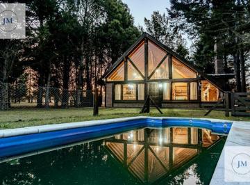 Fondo de comercio · 44000m² · 30 Ambientes · 8 Cocheras · Complejo de Cabañas de Madera
