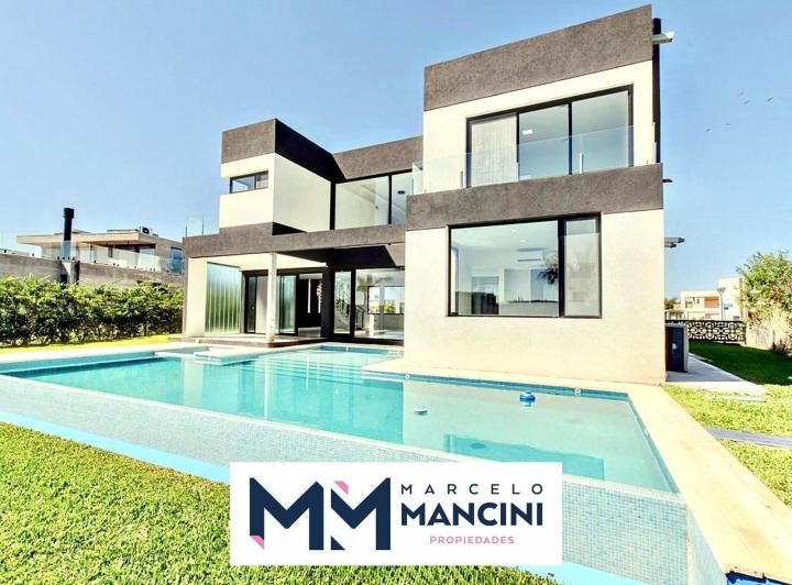 Casa · 450m² · 5 Ambientes · 4 Cocheras