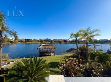 Casa · 244m² · 5 Ambientes · 2 Cocheras · Casa a La Laguna en Vistas Puertos del Lago
